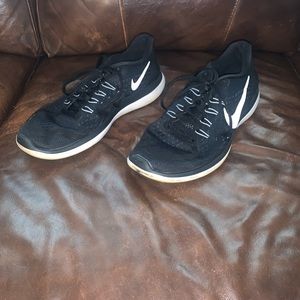 Black Nike Tennis Shoes